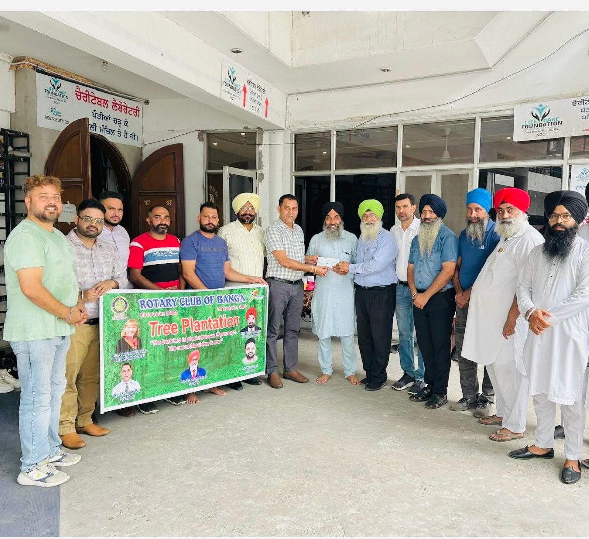 Rotary Club Banga felicitated and presented a check of Rs.11000/- to Shri Guru Ramdas Sewa Society, Nawanshahr.